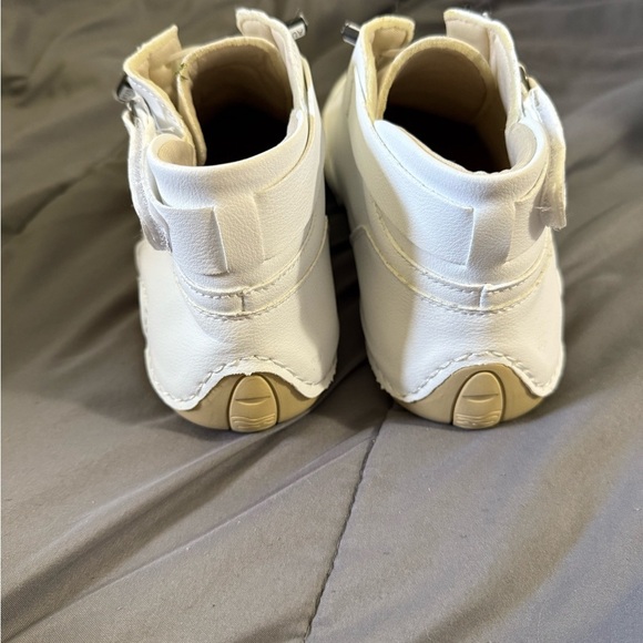 Stylish White Men's Shoes - Picture 4 of 7